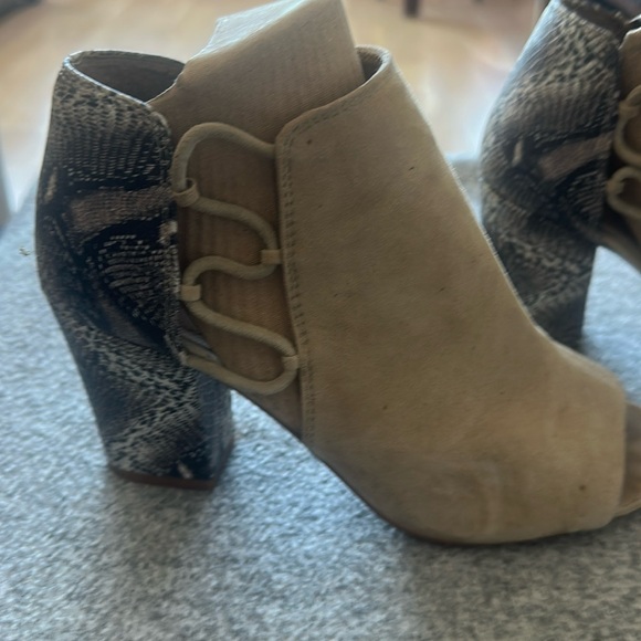 Tahari - Suede Peep Toe Block Heel Bootie Size 6.5 - Picture 2 of 7